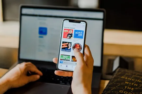 pescheck medewerker bekijkt een adverse media check